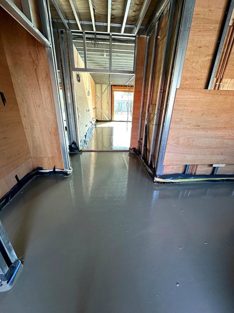 Self-levelling screed in a timber-frame corridor