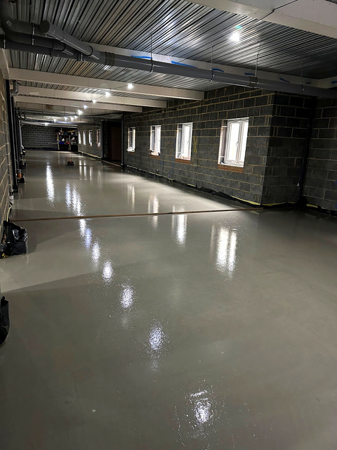Fresh liquid screed in a concrete-block storage unit