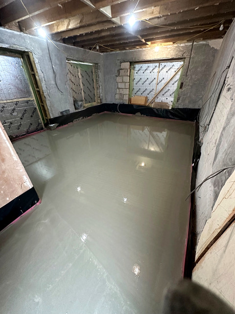 Liquid screed self-levelling in a new-build extension